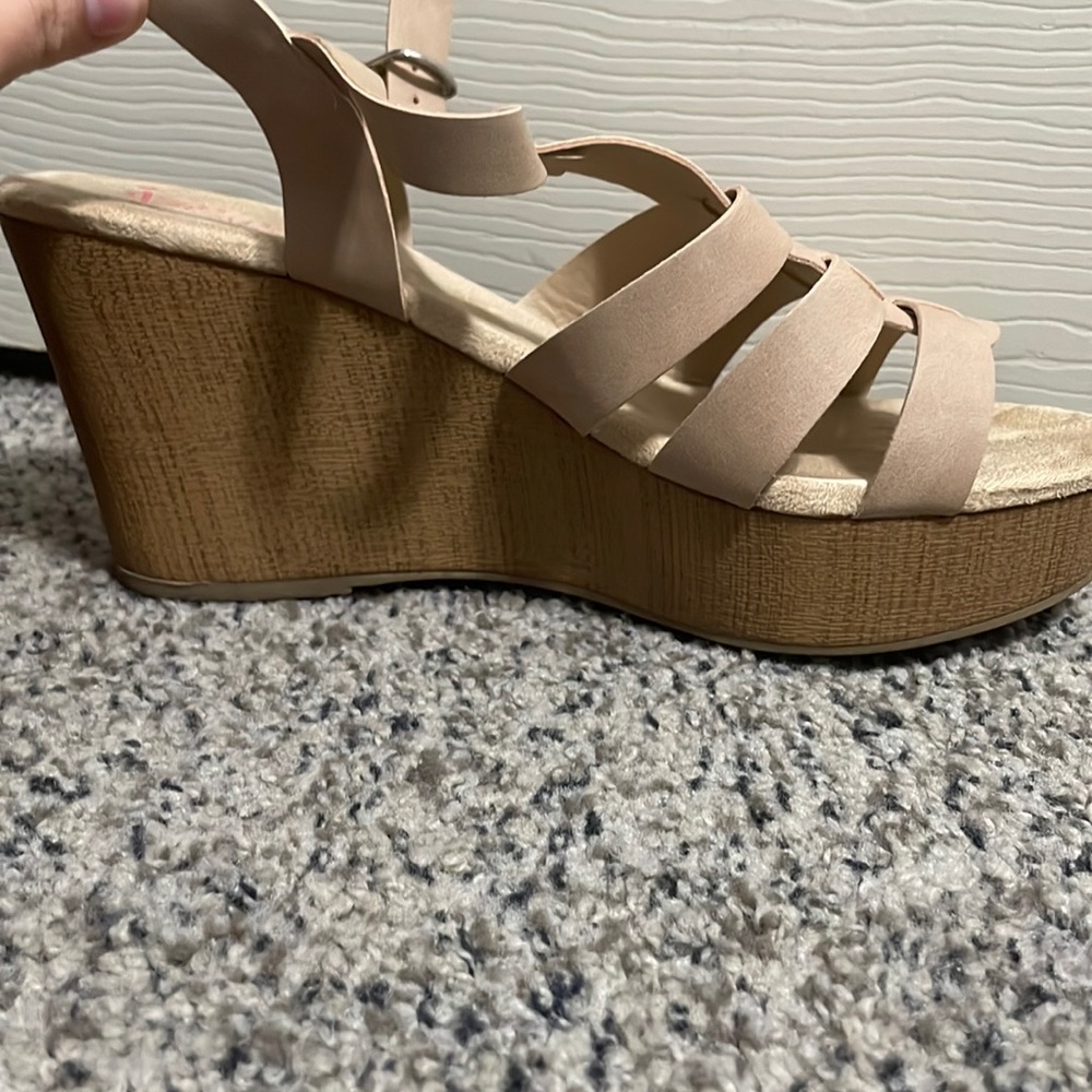 Very comfortable size 10 sandal wedges!
